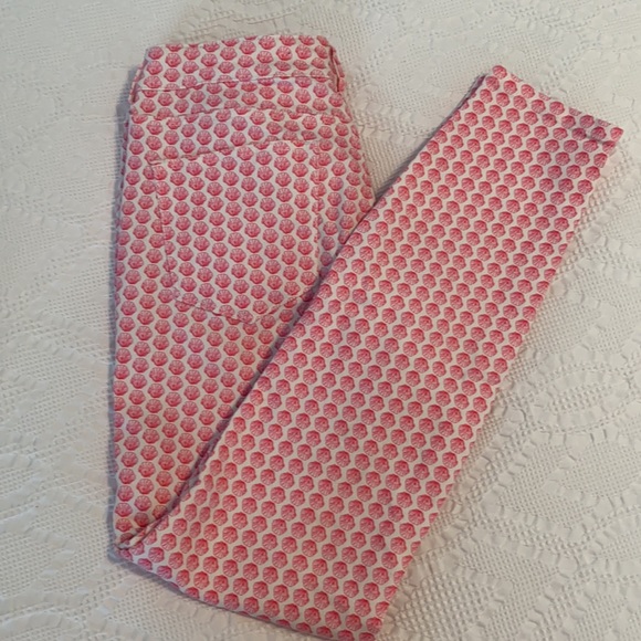 Vineyard Vines pink seashell print skinny pants. - Picture 5 of 5